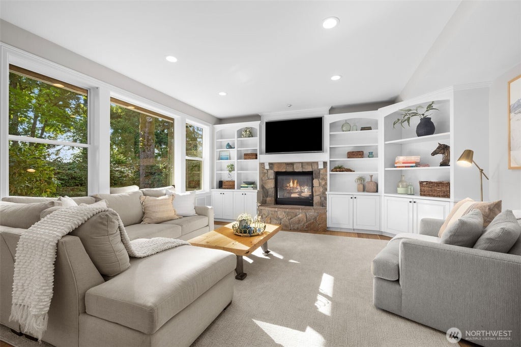 Photo of 5529 231st Avenue SE, Issaquah, WA 98029 (MLS # 2554918)