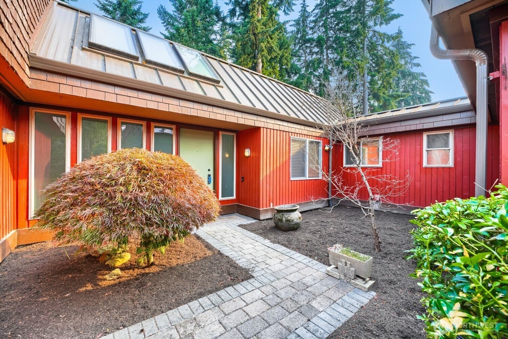 Photo of 31550 39th Avenue SW, Federal Way, WA 98023 (MLS # 2565446)