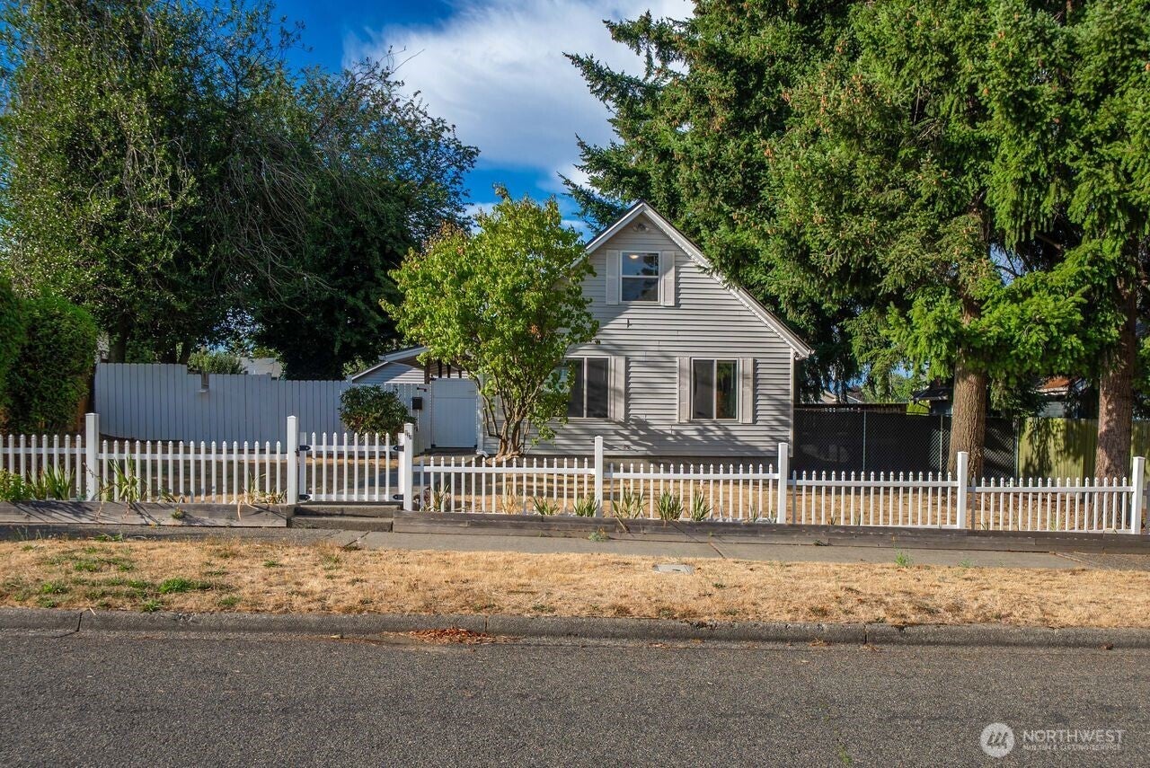 821 E 60th Street