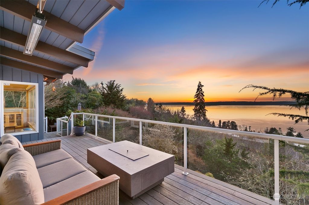 Photo of 12709 Shorewood Place SW, Burien, WA 98146 (MLS # 2325118)