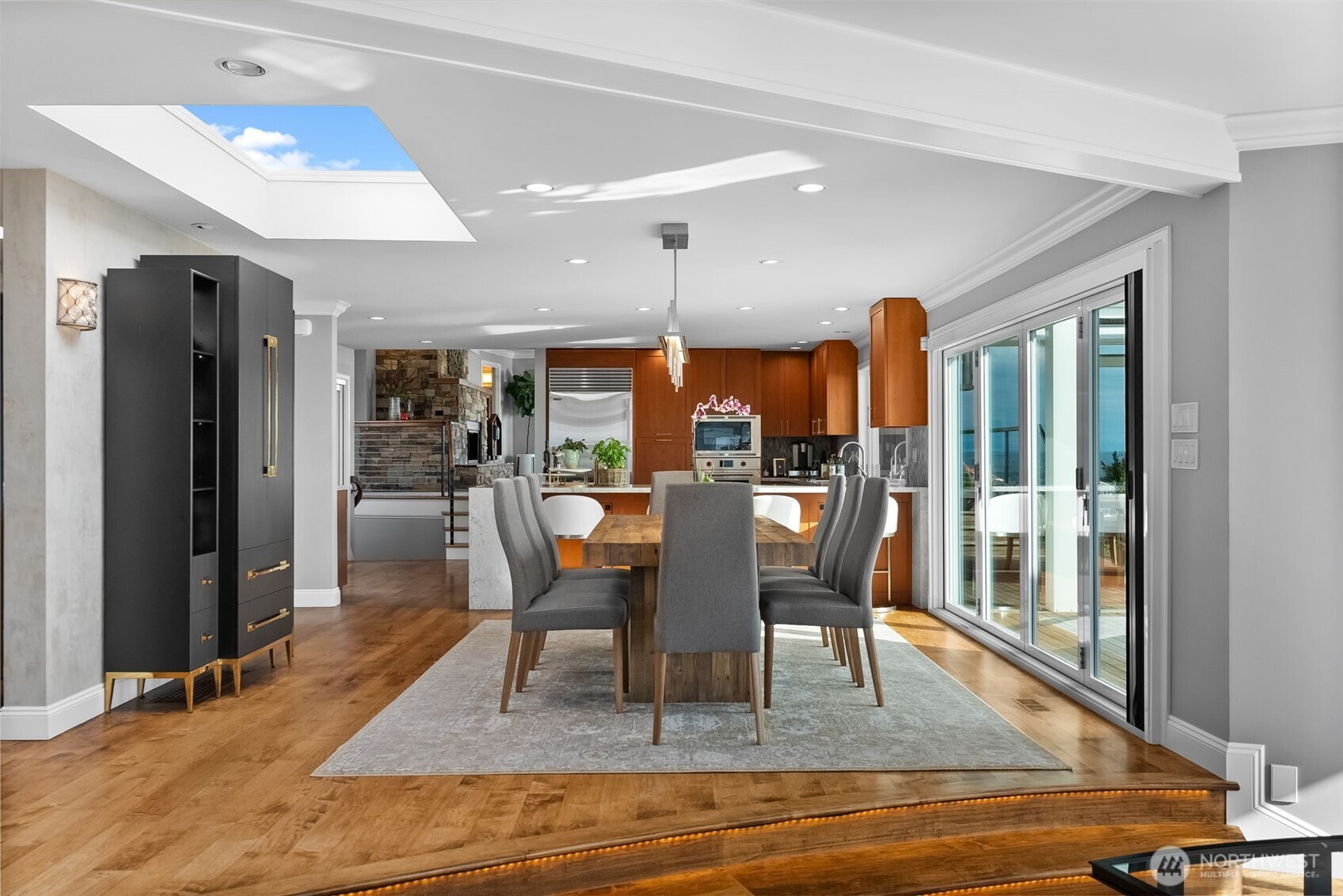 3404 Shorecliff Drive NE