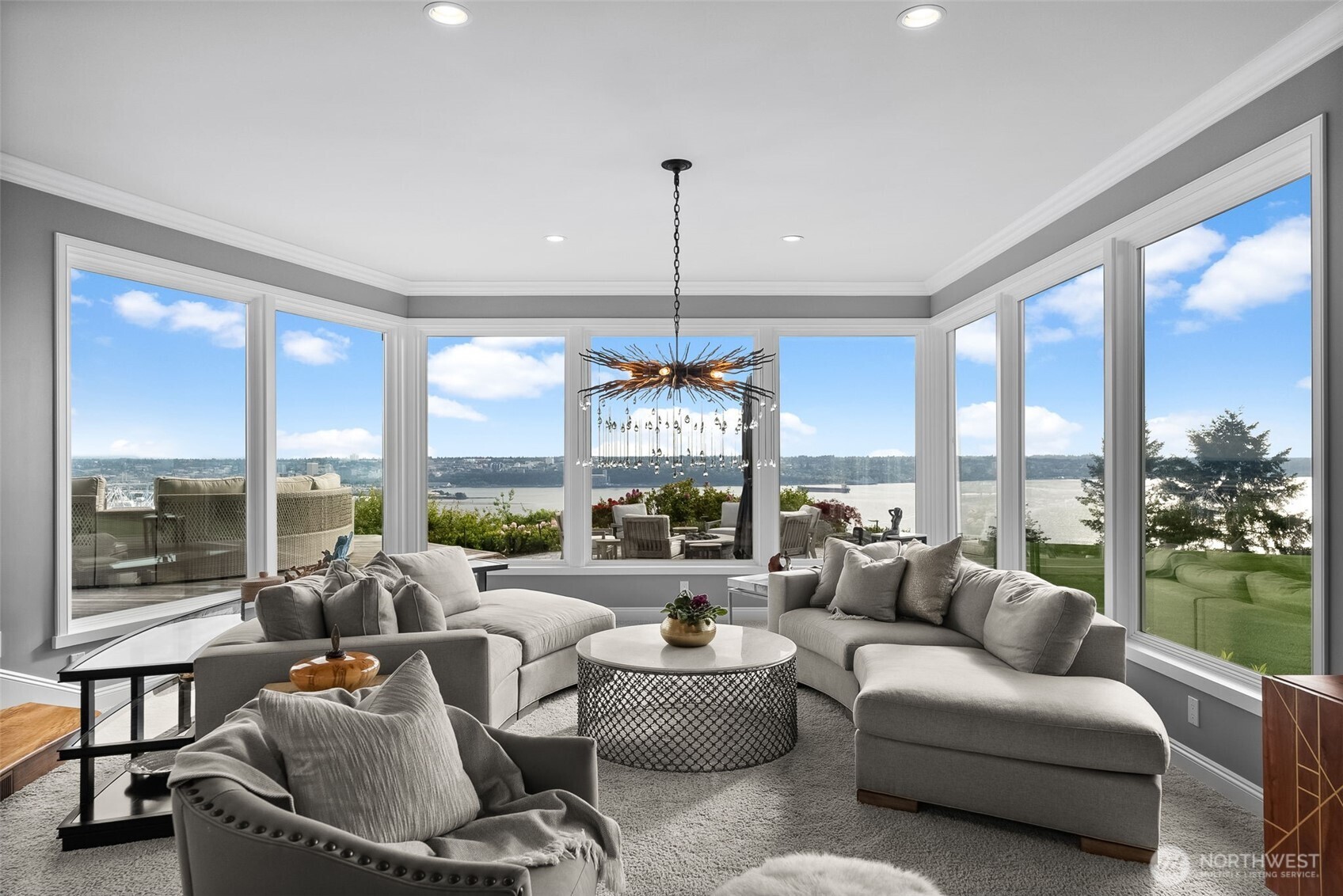 3404 Shorecliff Drive NE