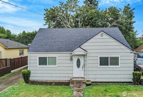 Photo of 720 7th Avenue SW, Puyallup, WA 98371 (MLS # 2444293) Photo of 720 7th Avenue SW, Puyallup, WA 98371 (MLS # 2444293)