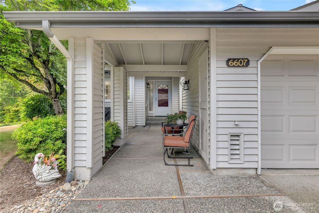 Photo of 6607 113th Place SE, Bellevue, WA 98006 (MLS # 2419337)