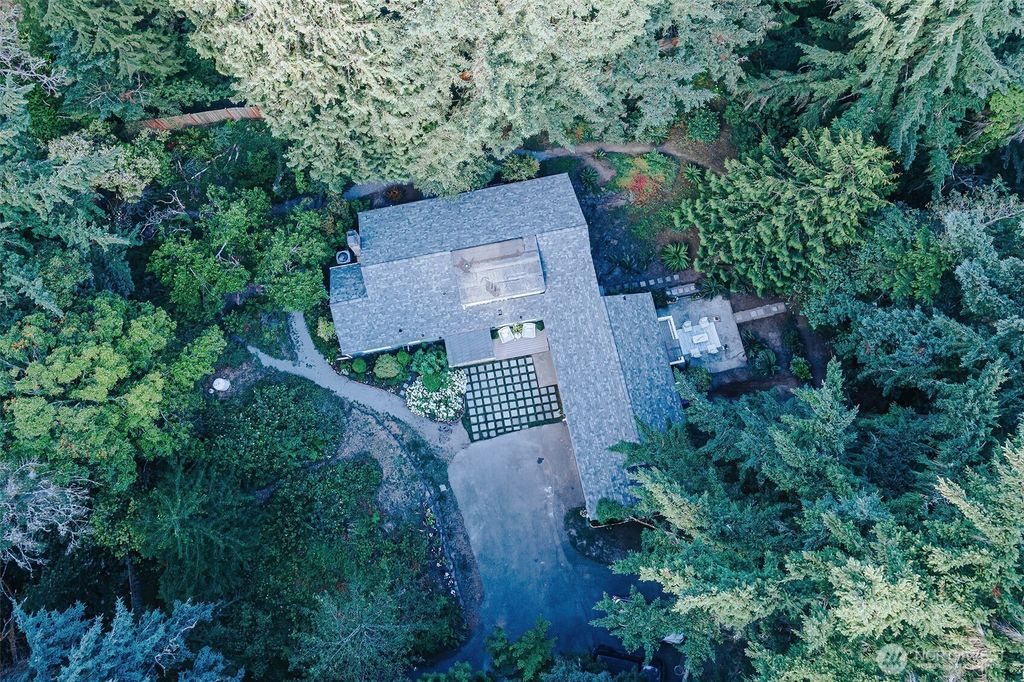 Photo of 1325 SW 120th Street, Burien, WA 98146 (MLS # 2395571)