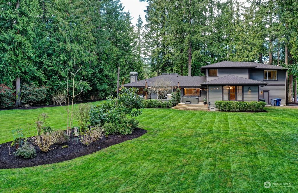 Photo of 25621 SE 28th Street, Sammamish, WA 98075 (MLS # 2052904)