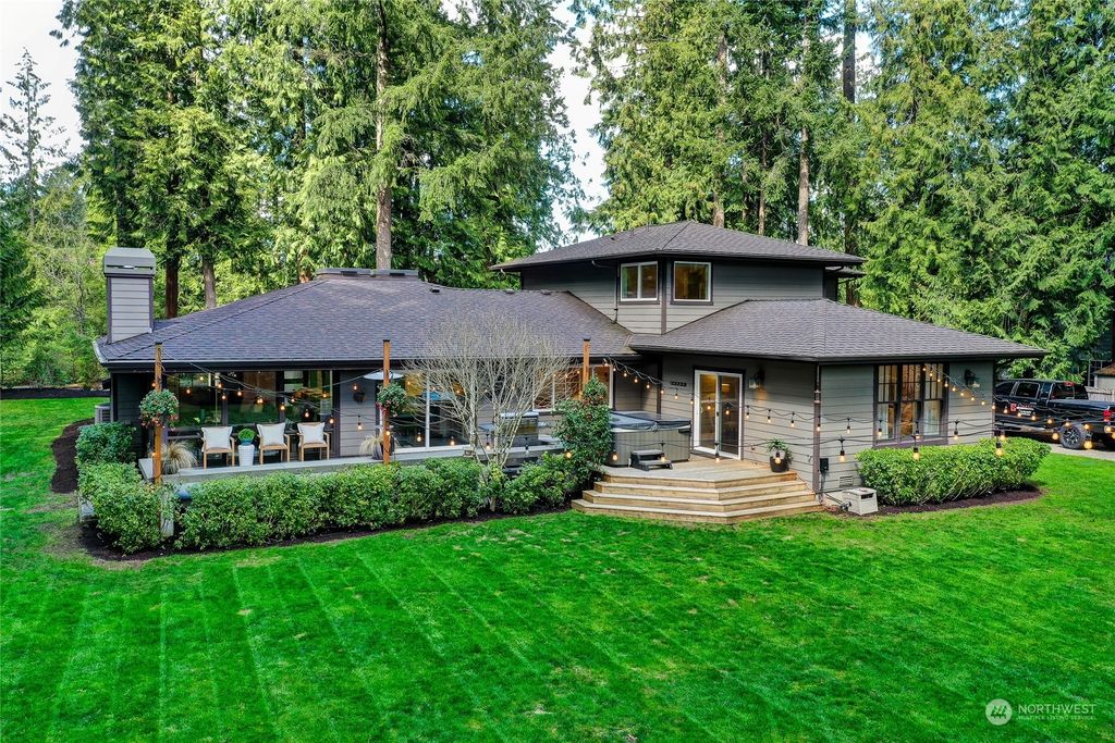 Photo of 25621 SE 28th Street, Sammamish, WA 98075 (MLS # 2052904)