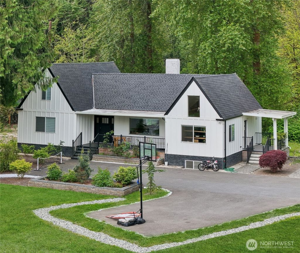 Photo of 18725 NE 128th Way, Redmond, WA 98052 (MLS # 2386812)