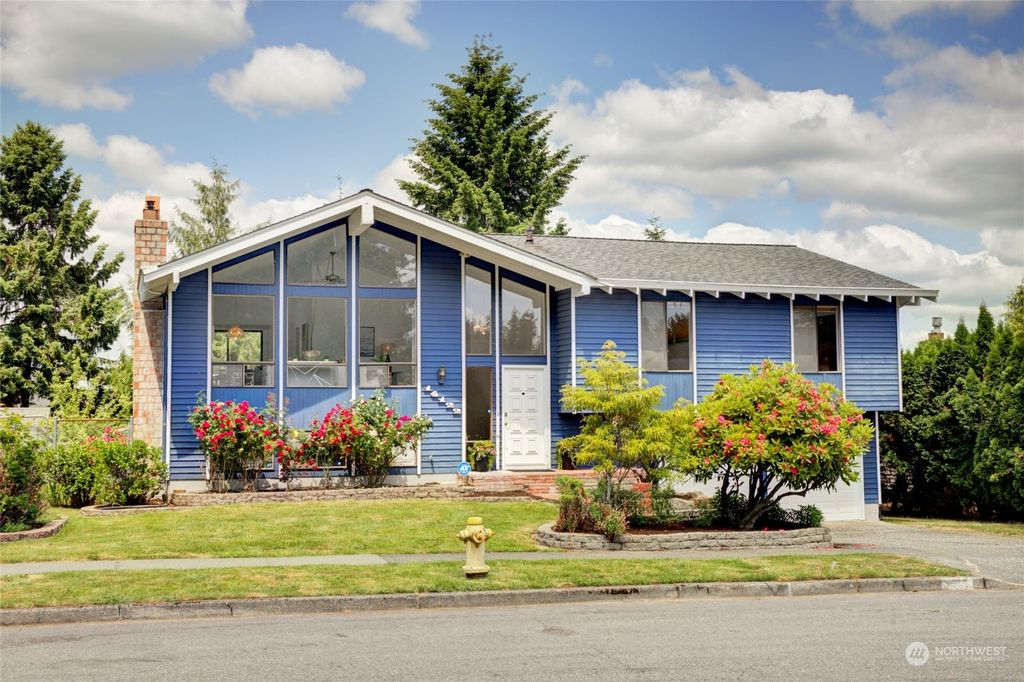 Photo of 14122 NE 71st Street, Redmond, WA 98052 (MLS # 2063501)