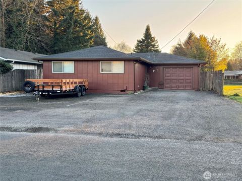 Photo of 3175 Pennsylvania Street, Longview, WA 98632 (MLS # 2470734)