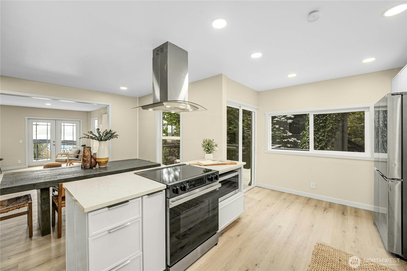 Seattle, Washington 98118, United States, 4 Bedrooms Bedrooms, ,3 BathroomsBathrooms,Residential,Active,125806