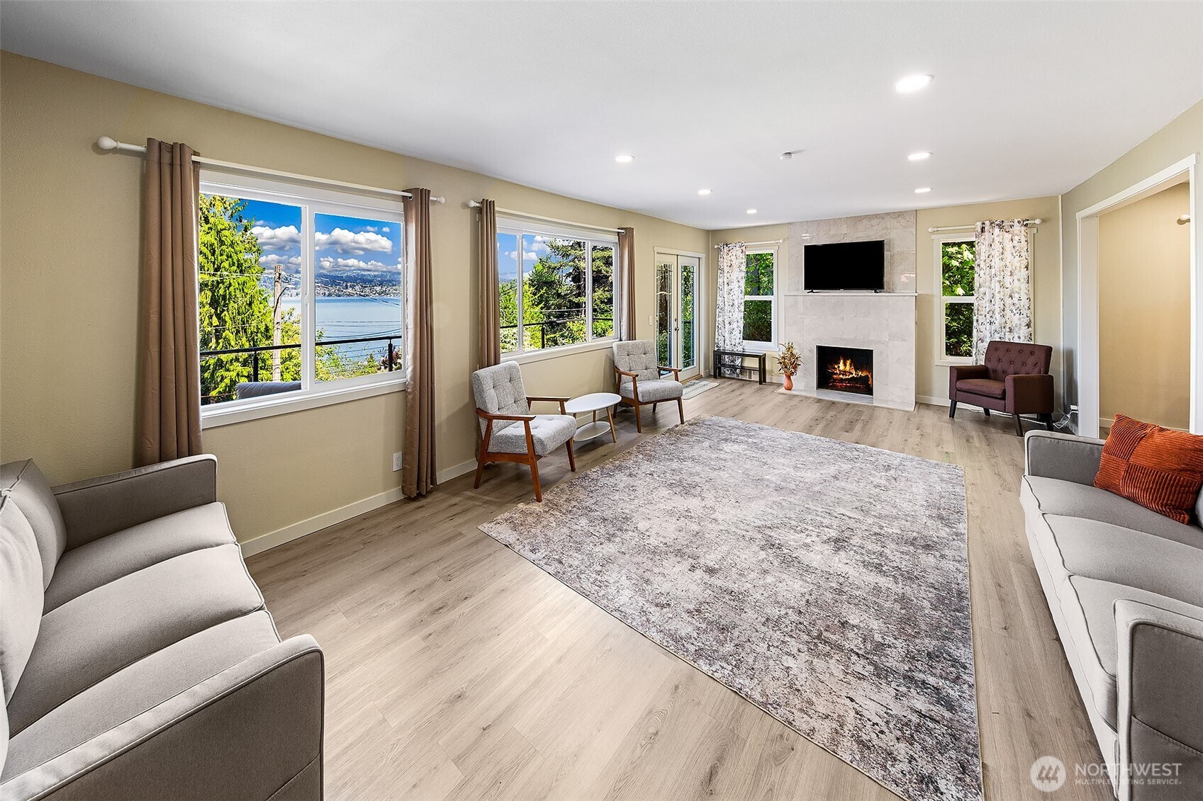 Seattle, Washington 98118, United States, 4 Bedrooms Bedrooms, ,3 BathroomsBathrooms,Residential,Active,125806