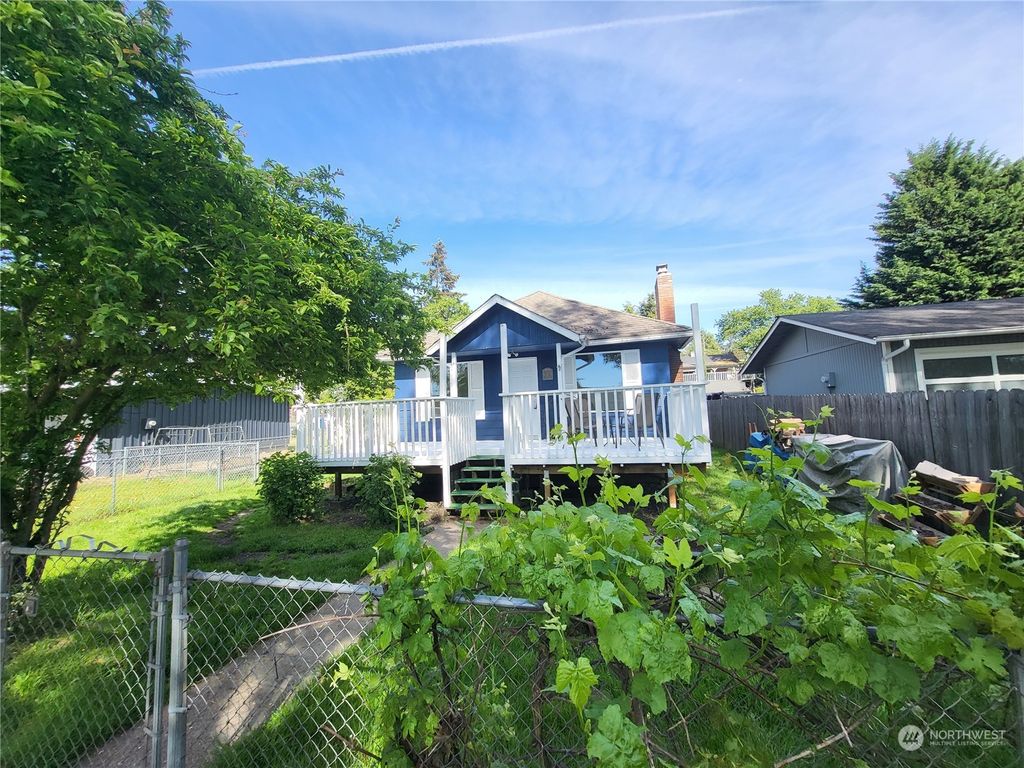 Photo of 520 Kennebeck Avenue N, Kent, WA 98030 (MLS # 2235962)