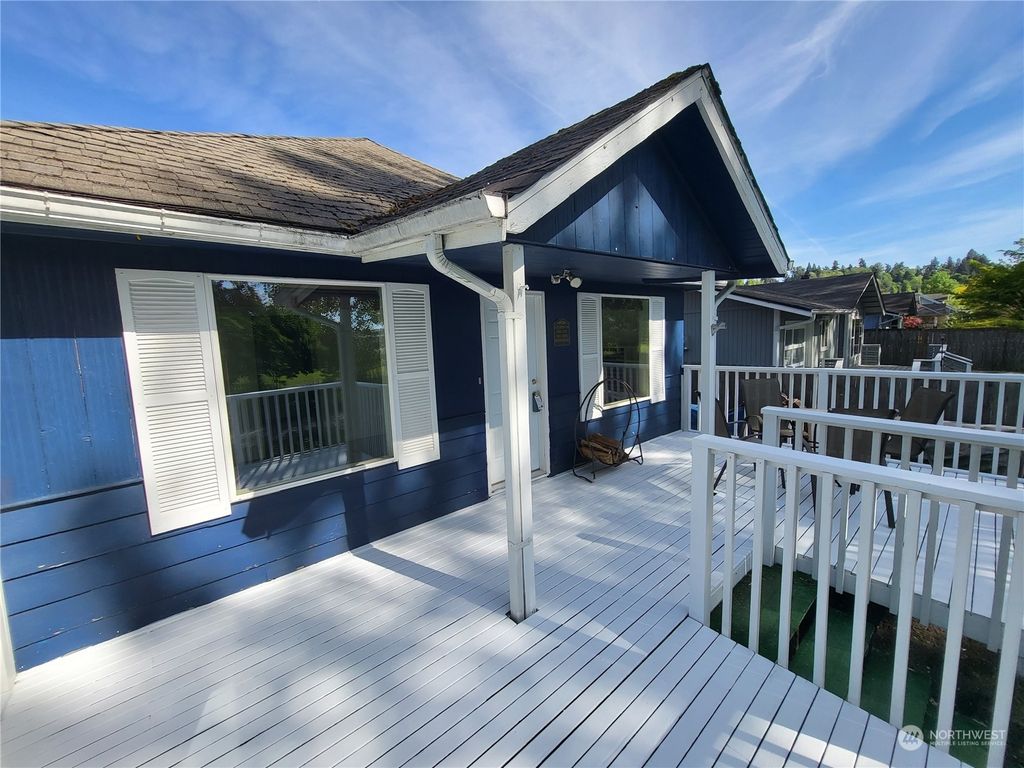 Photo of 520 Kennebeck Avenue N, Kent, WA 98030 (MLS # 2235962)