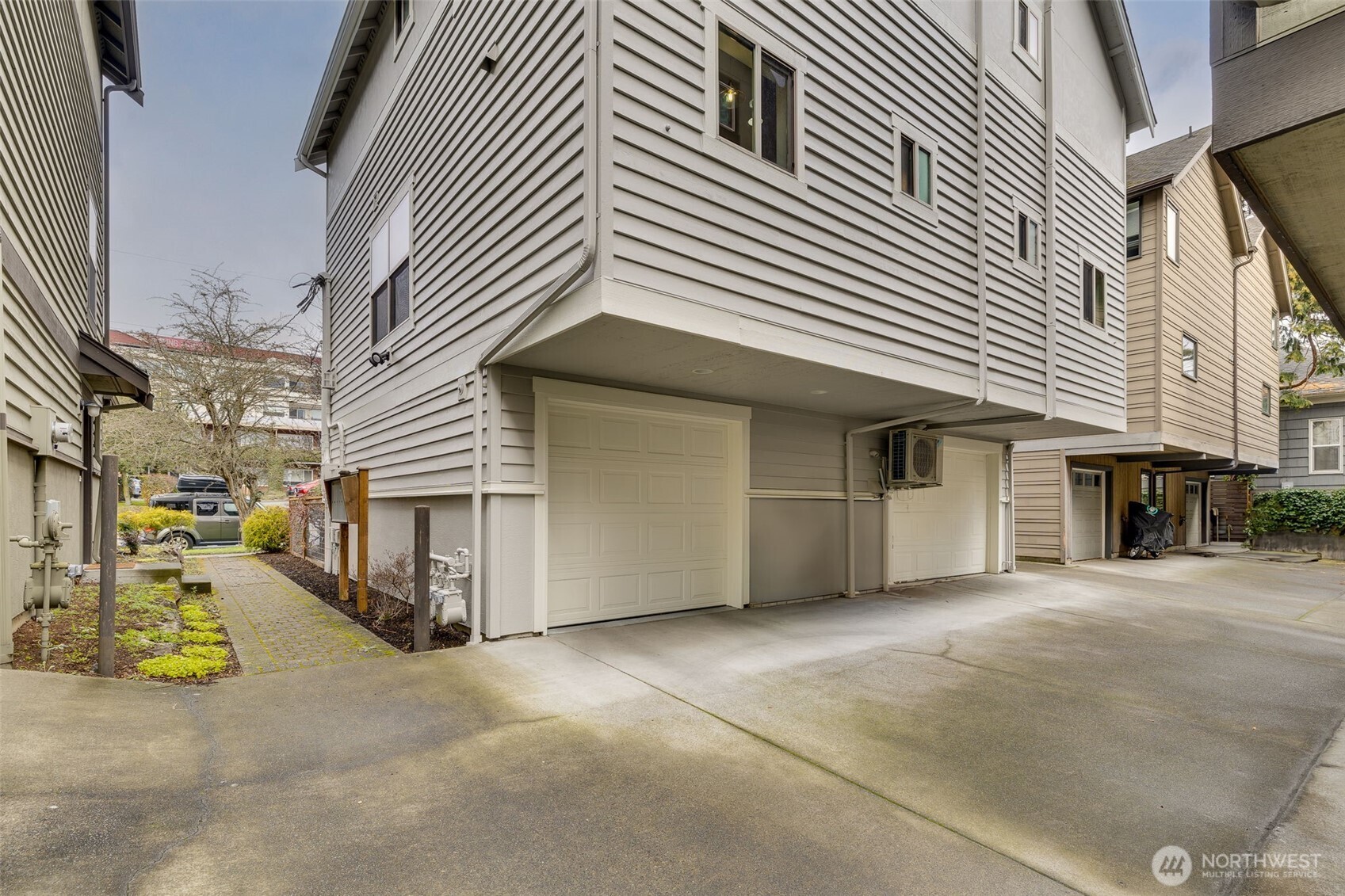 Seattle, Washington 98107, United States, 3 Bedrooms Bedrooms, ,3 BathroomsBathrooms,Residential,Pending,2338