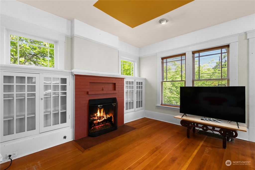 Photo of 139 29th Avenue E, Seattle, WA 98112 (MLS # 2068450)