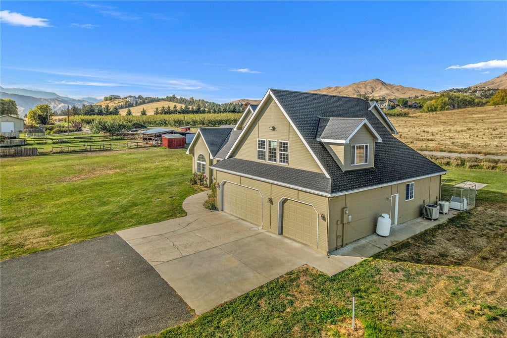 Photo of 916 Easy Street, Wenatchee, WA 98801 (MLS # 2595688)