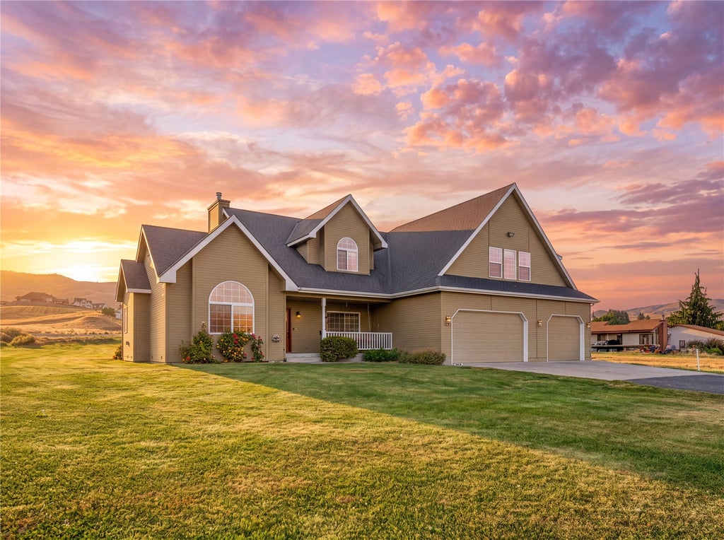 Photo of 916 Easy Street, Wenatchee, WA 98801 (MLS # 2595688)