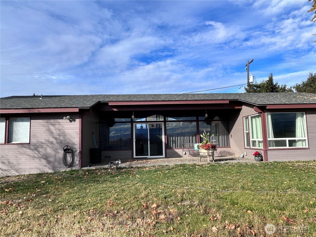 Photo of 940 SE 12th Street, College Place, WA 99324 (MLS # 2459331)