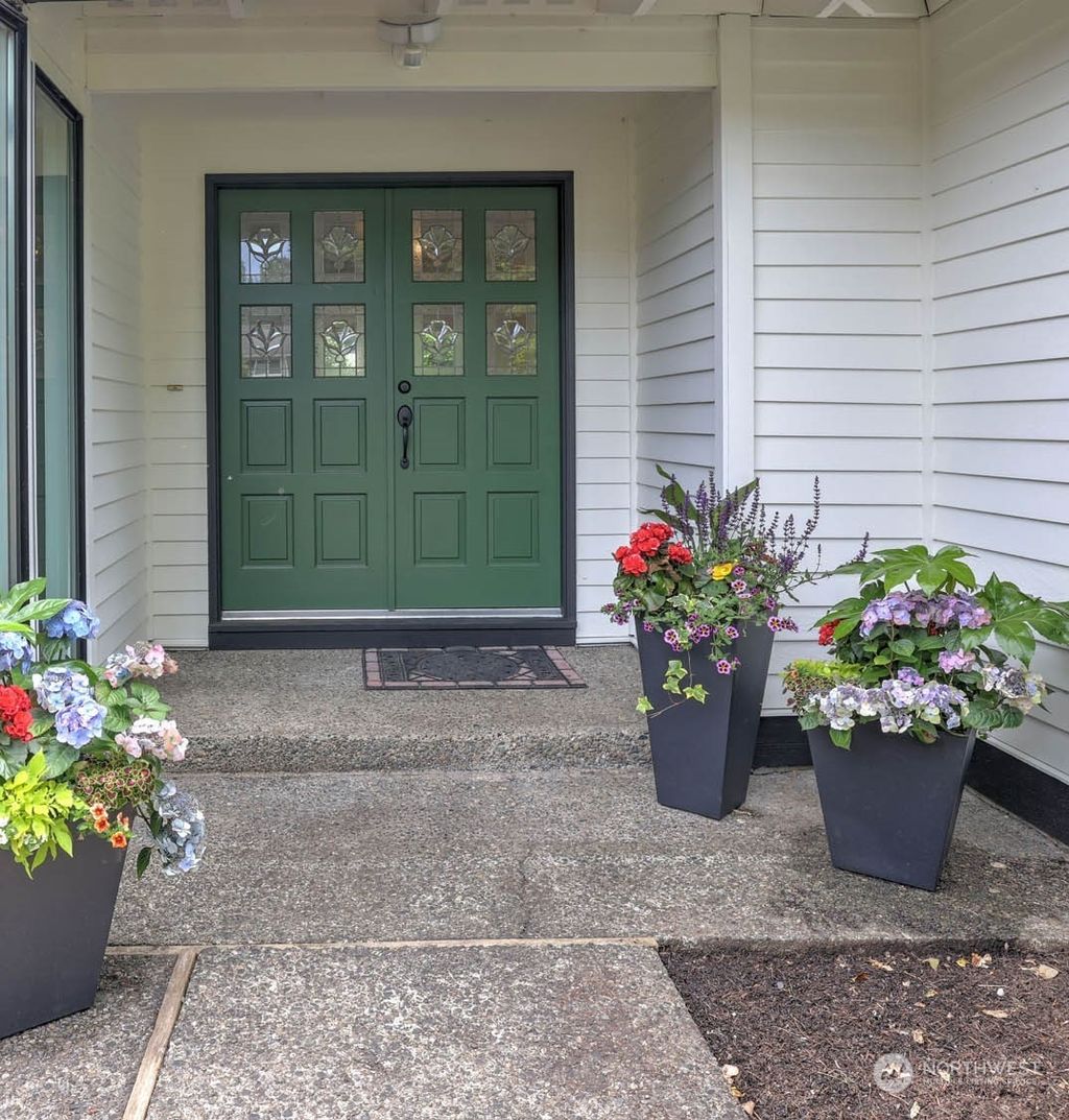 Photo of 5 Tulalip Key Ky, Bellevue, WA 98006 (MLS # 2251901)
