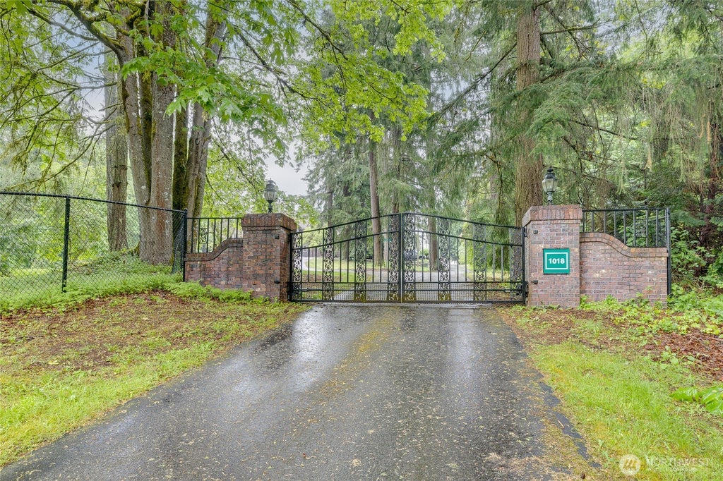 Photo of 1018 254th Avenue NE, Redmond, WA 98074 (MLS # 2578065)