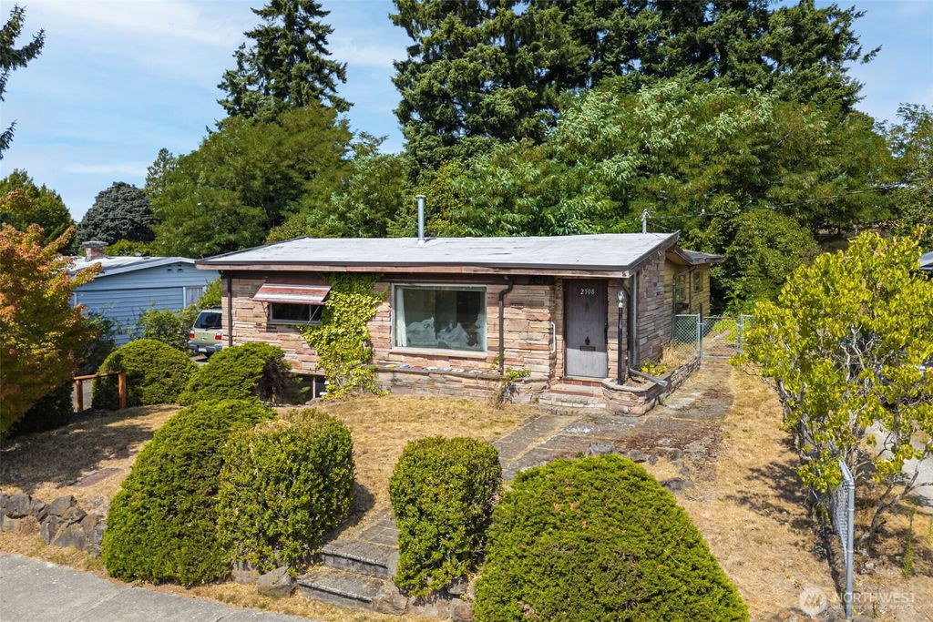 Photo of 2508 NE 5th Place, Renton, WA 98056 (MLS # 2414522)