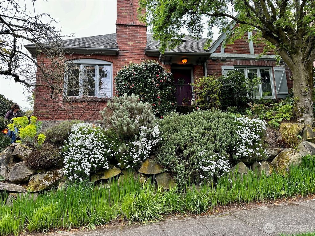 Photo of 1820 Nob Hill Avenue N, Seattle, WA 98109 (MLS # 2345827)