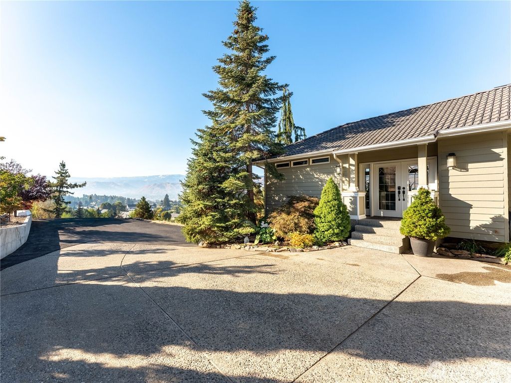 Photo of 214 Stull Court, East Wenatchee, WA 98802 (MLS # 2494476)