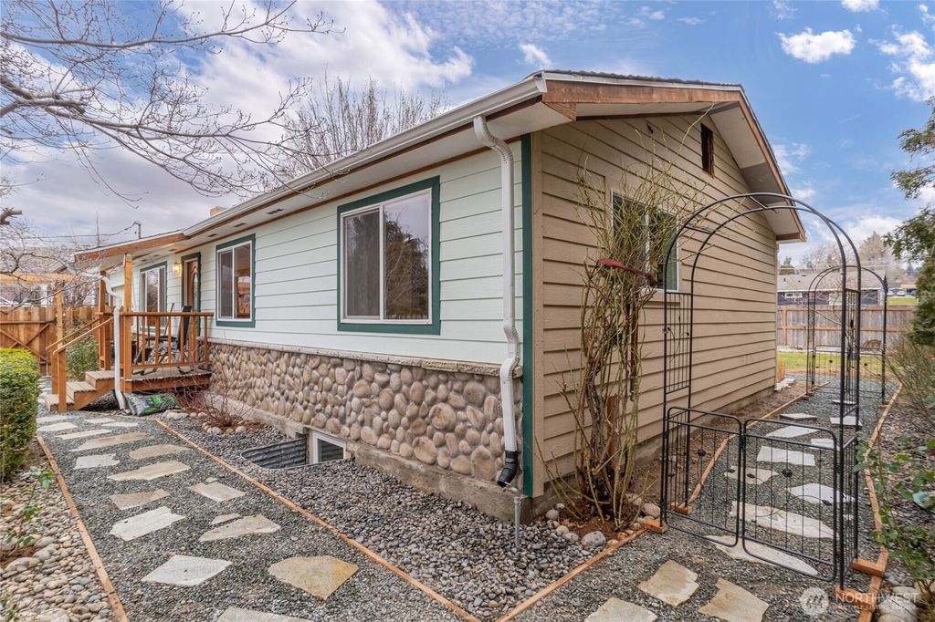 Photo of 785 N Jerome Lane, East Wenatchee, WA 98802 (MLS # 2467931)