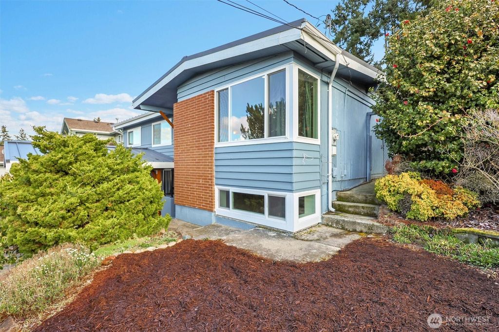 Photo of 9220 10th Avenue SW, Seattle, WA 98106 (MLS # 2481938)