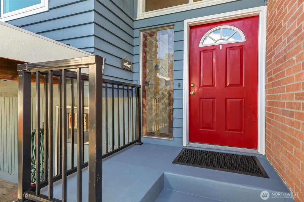 Photo of 9220 10th Avenue SW, Seattle, WA 98106 (MLS # 2481938)