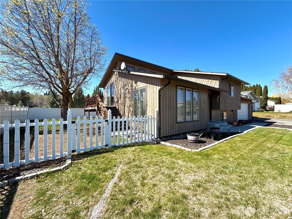 Photo of 611 Hillcrest Circle Drive, Omak, WA 98841 (MLS # 2506269)