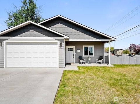 Photo of 1004 W Virginia Street, Moses Lake, WA 98837 (MLS # 2464444)