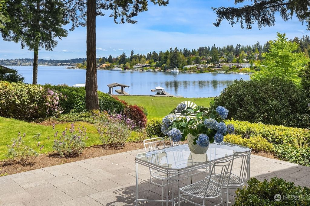 Photo of 3216 Hunts Point Road, Hunts Point, WA 98004 (MLS # 2277277)