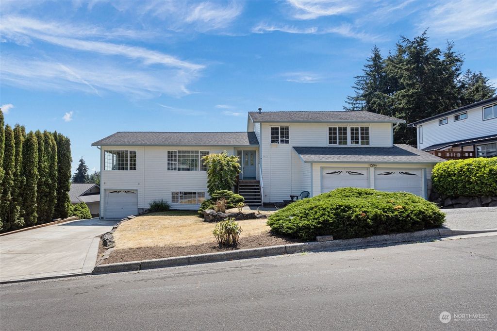 Photo of 9423 NE 137th Street, Kirkland, WA 98034 (MLS # 2277047)