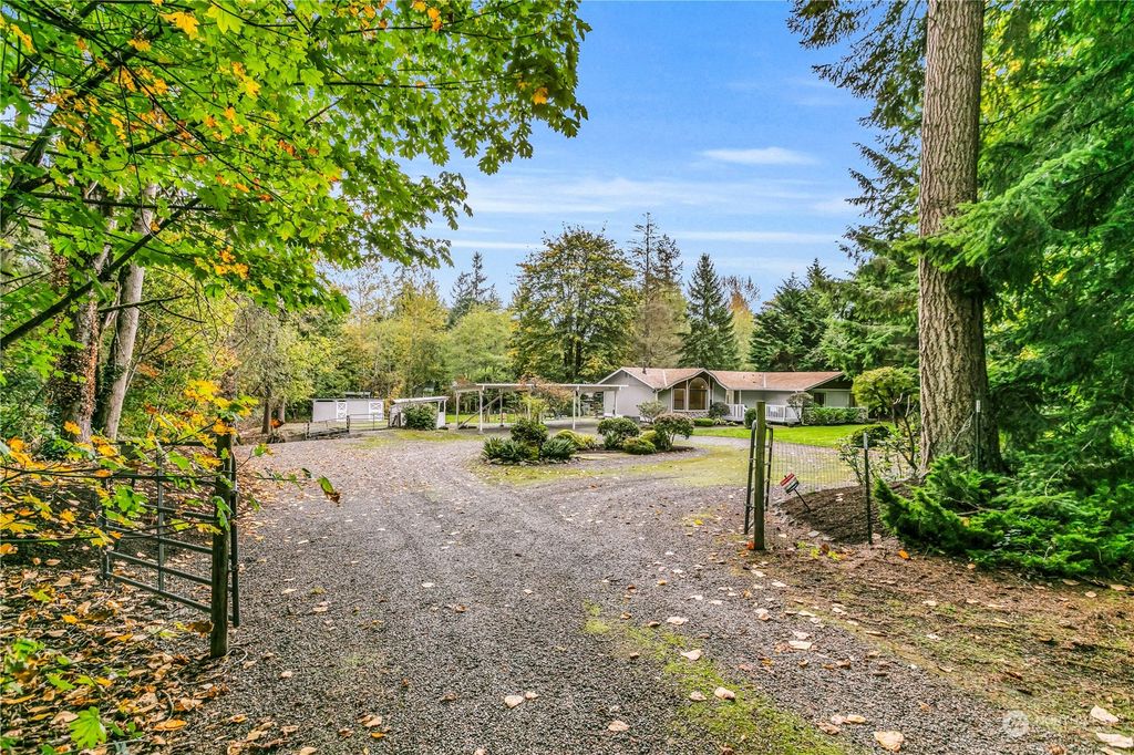 Photo of 5516 264th Avenue NE, Redmond, WA 98053 (MLS # 2175028)