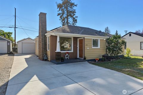 Photo of 2521 W Walton Avenue, Spokane, WA 99205 (MLS # 2442666)