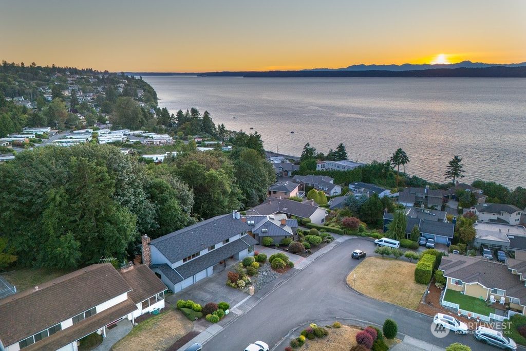 Photo of 421 S 289th Street, Federal Way, WA 98003 (MLS # 2273405)