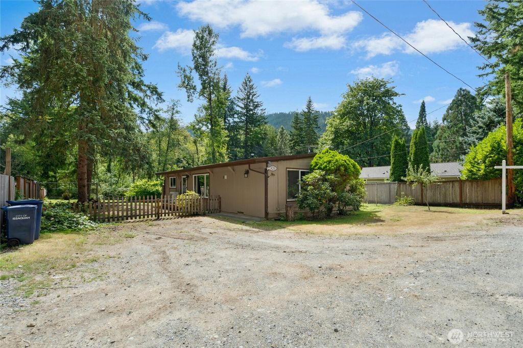 Photo of 920 2nd Avenue SE, Issaquah, WA 98027 (MLS # 2408202)