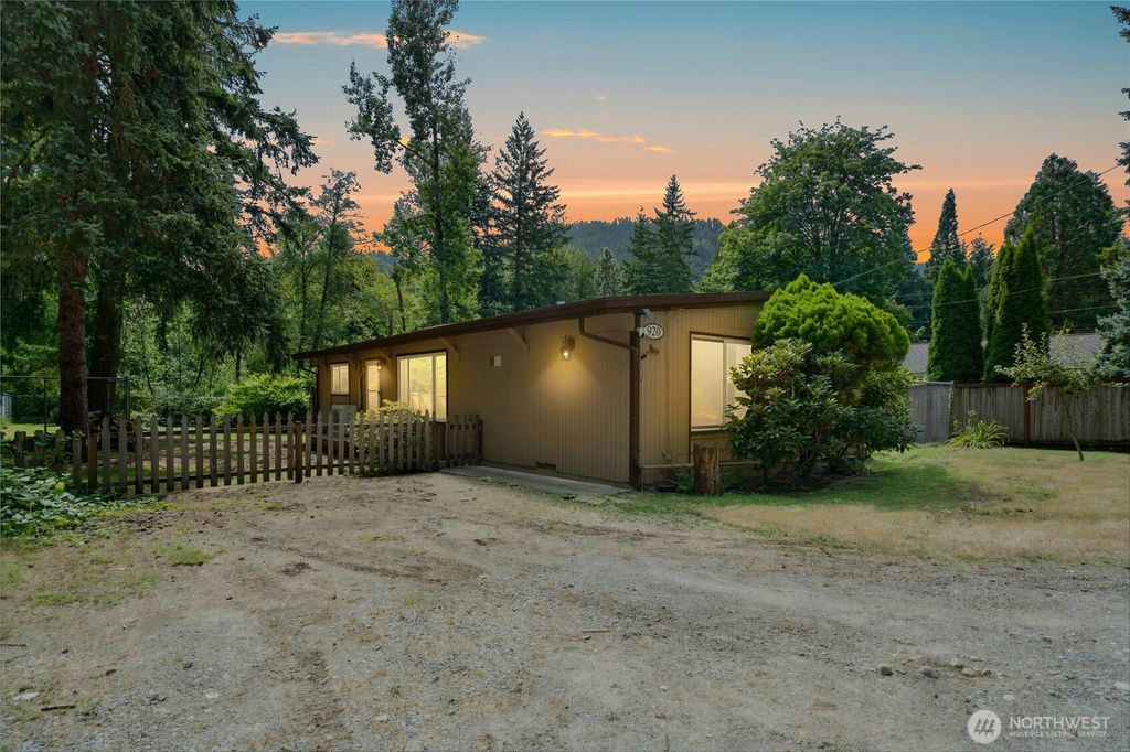 Photo of 920 2nd Avenue SE, Issaquah, WA 98027 (MLS # 2408202)