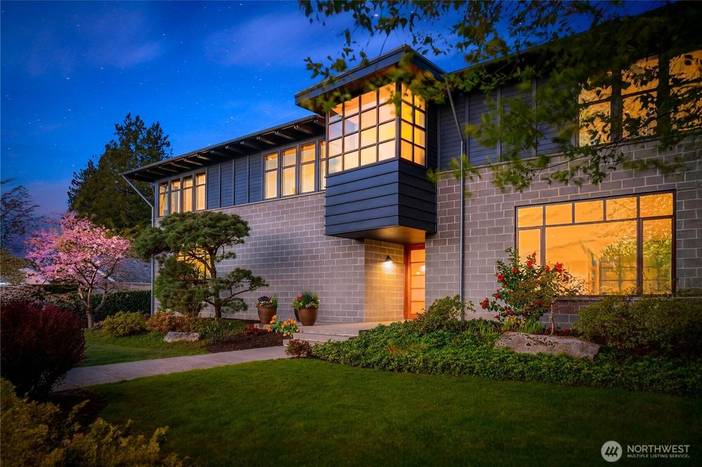 Photo of 4218 92nd Avenue NE, Yarrow Point, WA 98004 (MLS # 2493579)