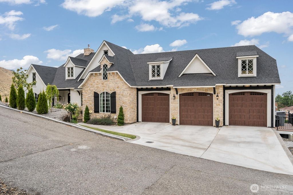 Photo of 2315 Morency Drive, Richland, WA 99352 (MLS # 2482906)