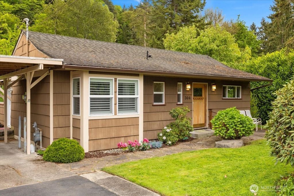 Photo of 304 Riverview Drive NE, Auburn, WA 98002 (MLS # 2372830)