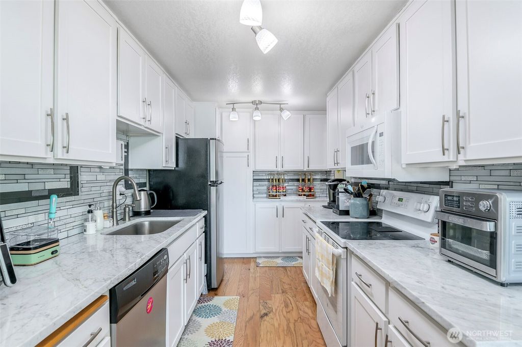 Photo of 813 S 227th Place #5, Des Moines, WA 98198 (MLS # 2387740)
