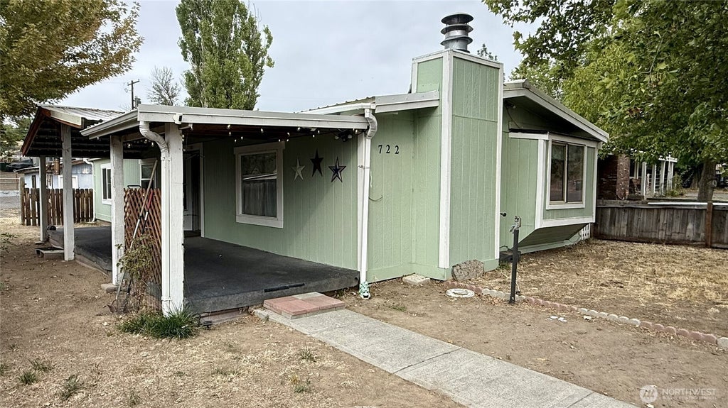 Photo of 722 NE 2nd AVE, Soap Lake, WA 98851 (MLS # 2578958)