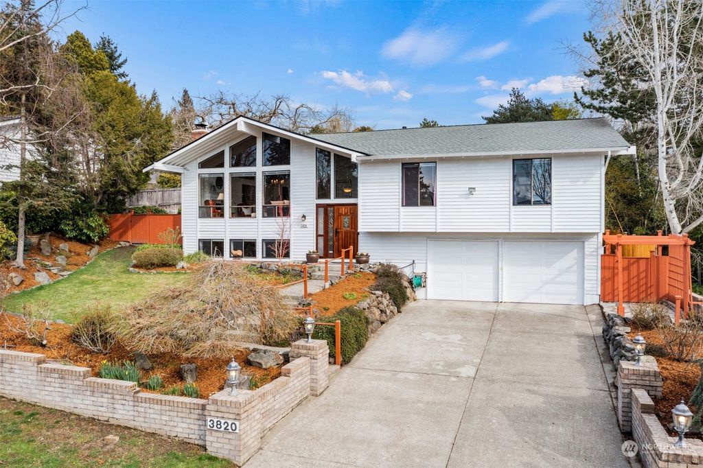 Photo of 3820 80th Avenue SE, Mercer Island, WA 98040 (MLS # 2040112)
