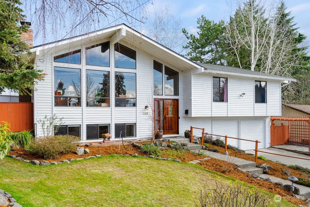Photo of 3820 80th Avenue SE, Mercer Island, WA 98040 (MLS # 2040112)