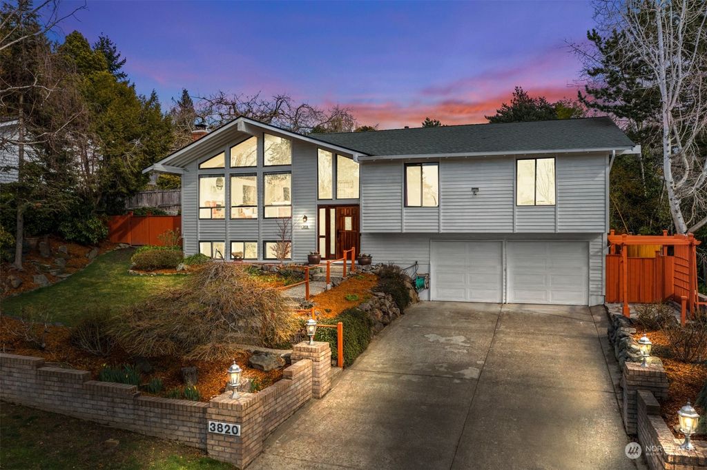 Photo of 3820 80th Avenue SE, Mercer Island, WA 98040 (MLS # 2040112)