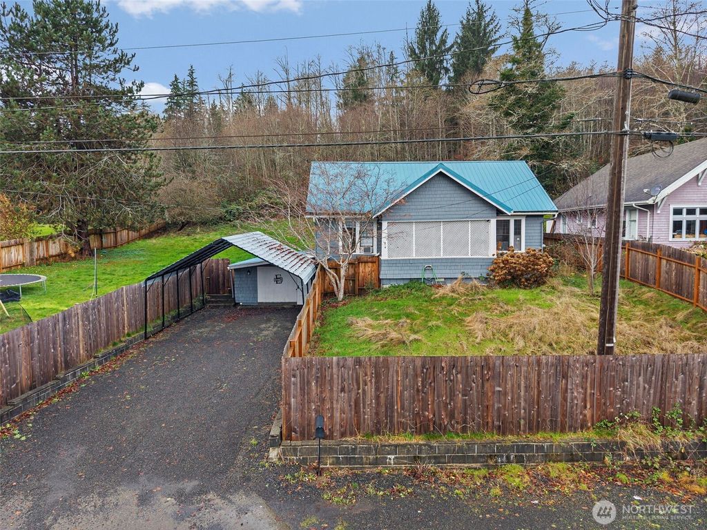 Photo of 610 Barnhart Street, Raymond, WA 98577 (MLS # 2461353)