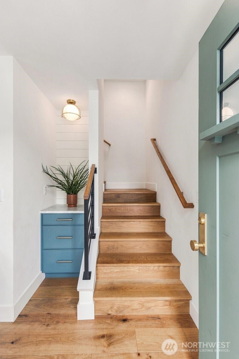 2815 E Denny Way